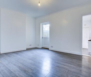 3 bedroom end of terrace house to rent - Photo 3