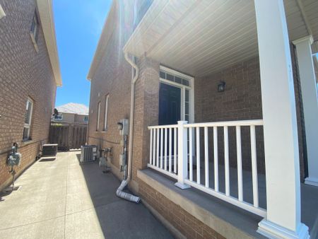 For Lease - 2329 Blue Oak Circle, Oakville, Ontario - Photo 3