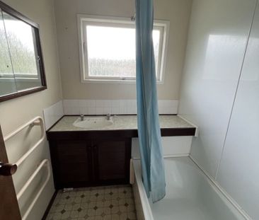 Three bedrooms in sought after location - Photo 4