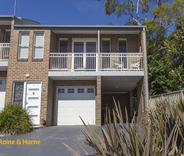 AWESOME TOWNHOUSE IN GREAT LOCATION! - Photo 4