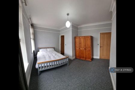 1 bedroom in a house share to rent - Photo 2