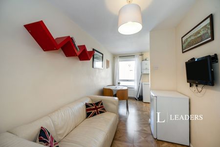 4 bedroom house to rent St. Thomass Street, Portsmouth, PO1 - Photo 2