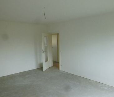 Moderne Wohnung mit Design-Bodenbelag und Einbauküche - Photo 3