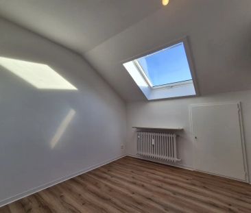 Elegante 2-Zimmer-Dachgeschosswohnung mit Einbauküche und KFZ-Stell... - Photo 4