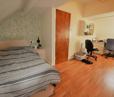 3 bedroom Flat in Otley Road, Leeds - Photo 5