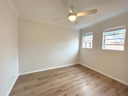 Great town home with timber flooring throughout - Photo 2