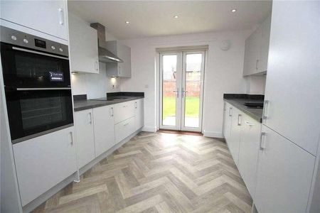 Edwards Grove, Bordon, Hampshire, GU35 - Photo 3