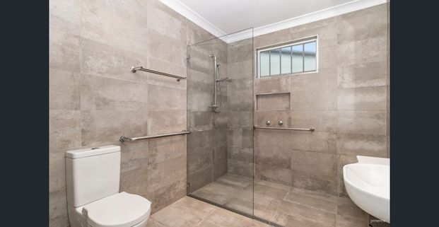 CHARMING MAYFIELD HOME WITH DUCTED AIR - SOLAR AND TESLA BATTERY - Photo 1