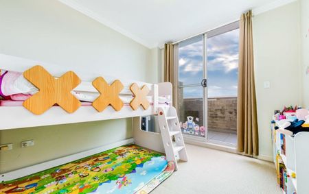 Spacious 3 Bedroom Apartment In Exceptional Location - Photo 4