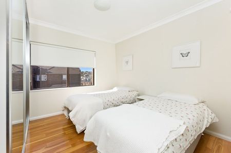 Unfurnished 3 Bedroom Apartment In the heart of Coogee! - Photo 2