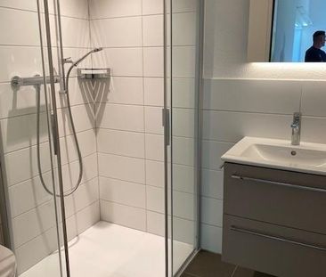 Wow, helle Dachwohnung im Eigentumsstandard mit grosszügigem Balkon - Photo 2