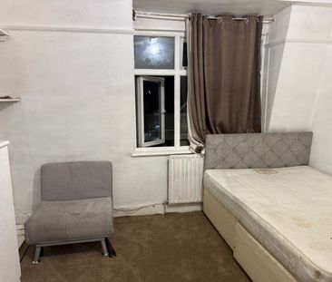 Room in a Shared Flat, Green Lane, IG3 - Photo 1