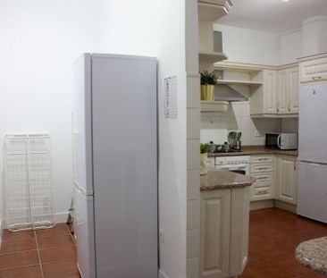 Bright room in Calle Valenzuela - Photo 5