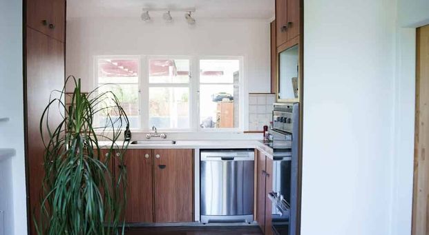 Sunny Elevated Home Near Tahunanui Beach – Privacy, Views and Character - Photo 1