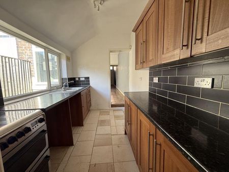 2 bedroom terraced house to rent - Photo 4