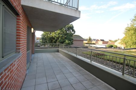 Ruim recent appartement met 2 slaapkamers, terras en autostaanplaats. Gelegen in het centrum. - Foto 4