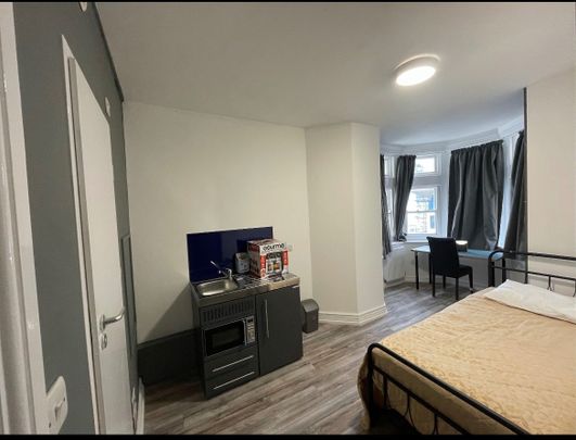 Studio Flat, First Floor, BN1 - Photo 1