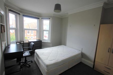 4 bedroom semi-detached house to rent - Photo 4