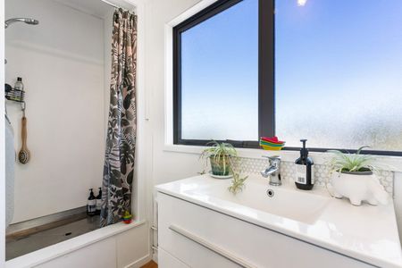 Beautiful Morningside Apartment-Light-Filled Top-Floor One Bedroom Apartment in Prime Location - Photo 2