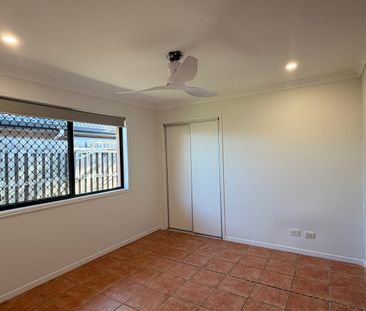 Spacious Family Home in Prestigious Regatta Estate – Walk to the Lake! - Photo 2