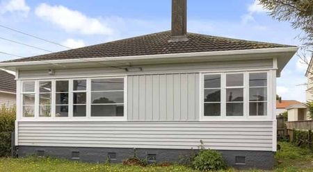 Sunny beautiful house close to all amenities - Photo 3