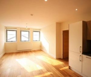 2 Bedrooms Flat to rent in Garth Road, Morden SM4 | £ 265 - Photo 1