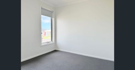 Brand new Stylish and Spacious 4 Bedroom Home - Photo 4