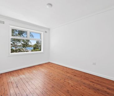 Oversized Art Deco Apartment with Harbour Views - Photo 4