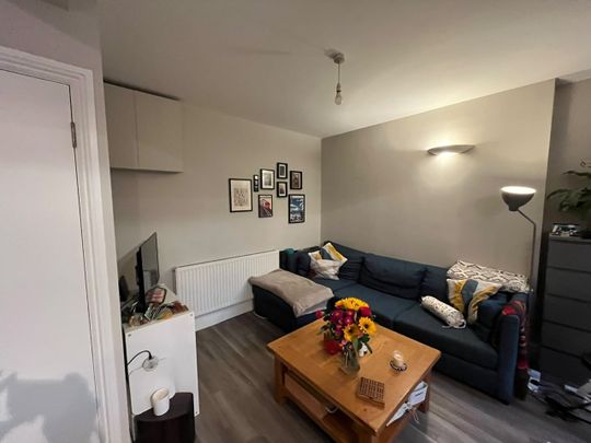1 Bed Flat, Balham High Road, SW17 - Photo 1