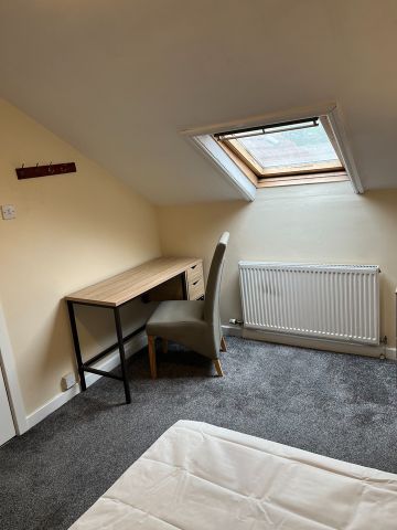 Room in a Shared House, Great Cheetham Street West, M7 - Photo 5