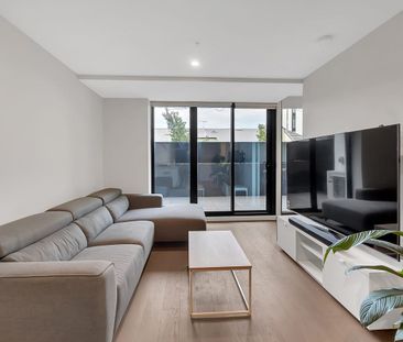 LARGE BALCONY | CONTEMPORARY APARTMENT - Photo 2