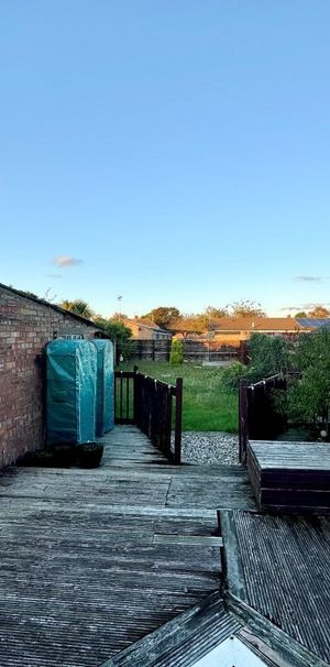 PETERBOROUGH - Photo 1