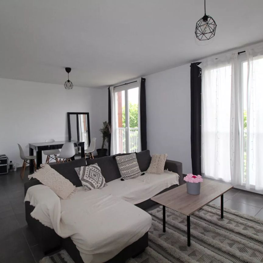 SALON DE PCE - Appartement T3 de 68 m² avec vue dégagée - Photo 1