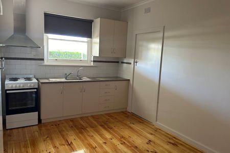 Neat 3 bedroom close to town centre - Photo 5