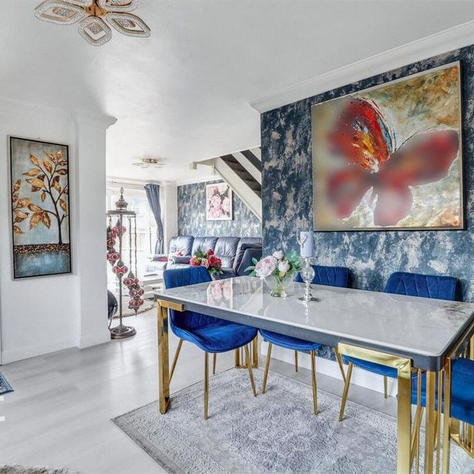 4 bedroom end of terrace house to rent - Photo 1