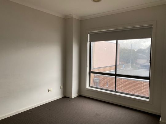 Affordable Townhouse Living in Epping! - Photo 1