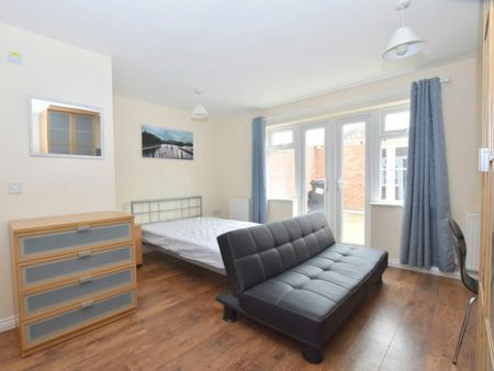 Semi-detached house to rent on - Photo 3