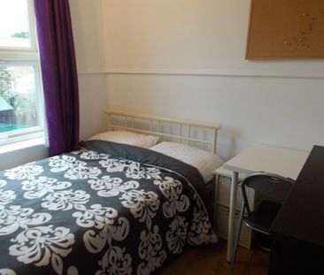 4 bedroom semi-detached house to rent - Photo 2