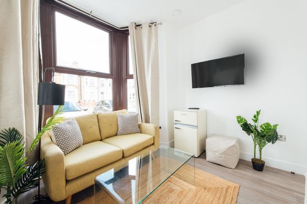 2 Bed Flat, Empress Avenue, IG1 - Photo 1