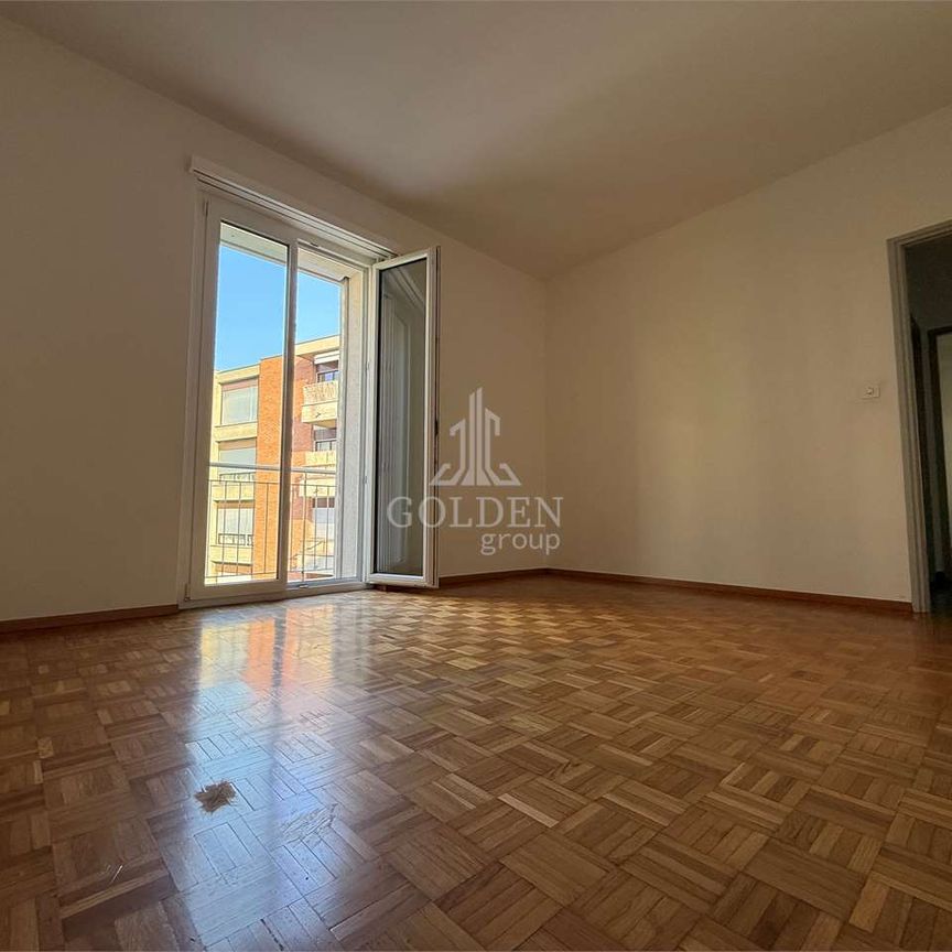 Luminoso appartamento di 4.5 locali a Massagno, con 2 balconi e posto - Foto 1