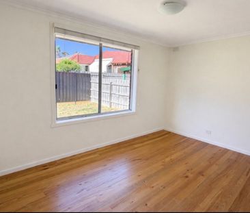 Charming Three-Bedroom Home in a Prime Oakleigh East Location - Photo 3