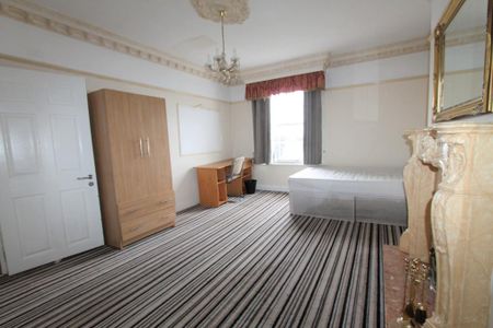 6 bedroom flat to rent - Photo 2