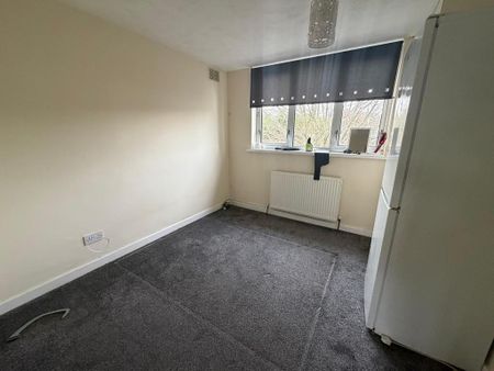 3 bedroom flat to rent - Photo 4