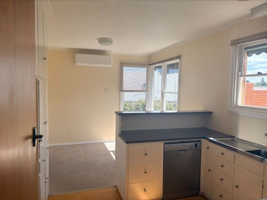 Neat family home with gardener included - Photo 1