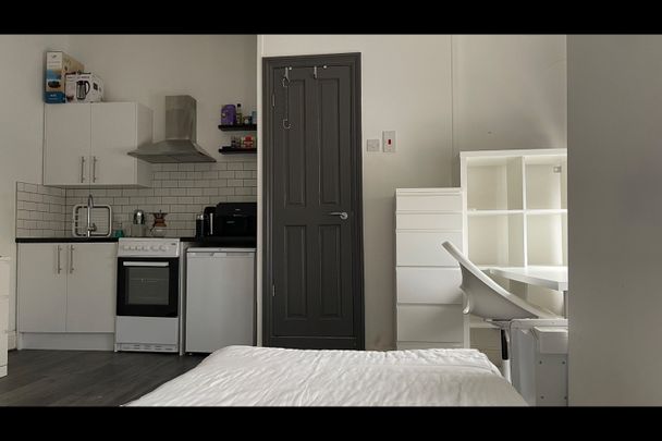 Studio Flat, Putney Bridge Road, SW15 - Photo 1