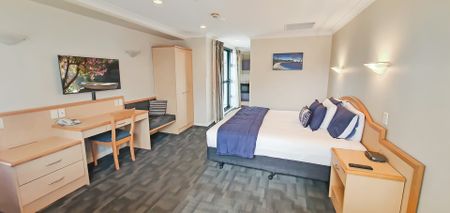 Affordable Studio - Secure Corner Apt - Photo 3