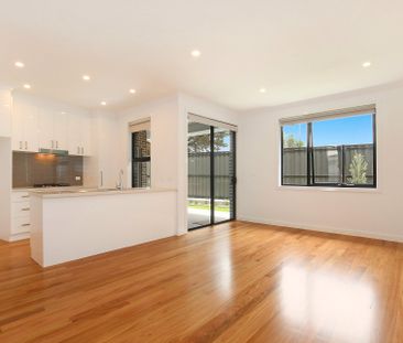 LARGE AND LUXURIOUS LIVING - Photo 2