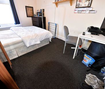 2 bedroom House in Hyde Park, Leeds - Photo 6