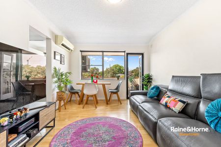 Light filled apartment - Photo 2