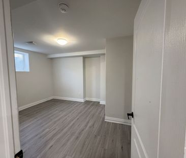 For Lease - 806 Envoy Drive, Mississauga, Ontario - Photo 2